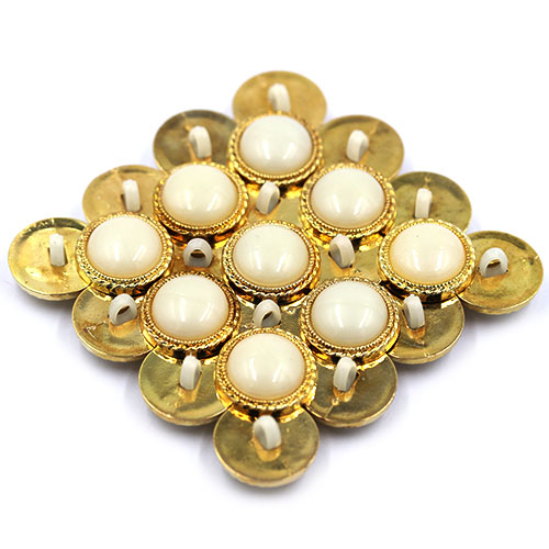 14845 Sullivans 18mm Round Pearl Plastic Button Surrounded With Gold Detailing - 10 In A Tube 
