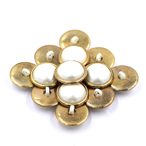 14853 Sullivans 18mm Round Pearl Plastic Button Surrounded With Gold Detailing - 14 In A Tube 