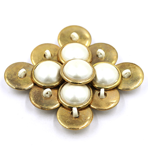 14854 Sullivans 21mm Round Pearl Plastic Button Surrounded With Gold Detailing - 13 In A Tube 
