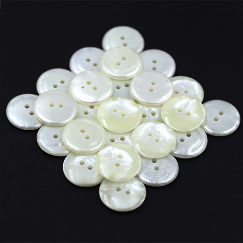 15332 Sullivans 19mm Round Plastic Pearlised Button 2 Hole - Cream - 40 In A Tube