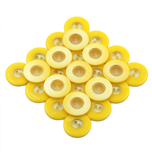 15794 Sullivans 21mm Clear Round Plastic Button 2 Hole With Block Border - Yellow - Bag Of 100