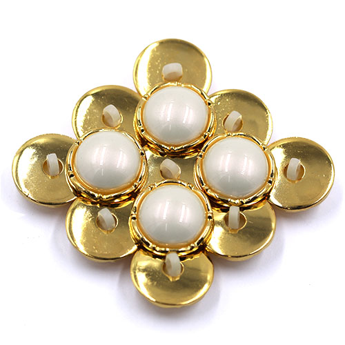 17846 Sullivans 20mm Round Pearl Plastic Button Surrounded With Fine Gold Detailing - 16 In A Tube 