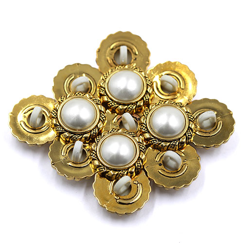 17850 Sullivans 18mm Round Pearl Plastic Button Surrounded With Gold Detailing - 17 In A Tube 