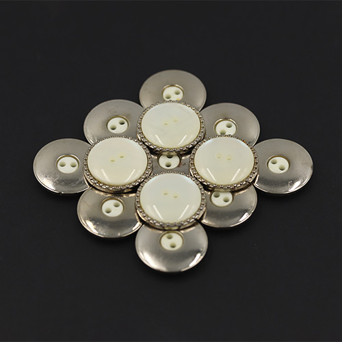 19511 Sullivans 21mm Round Plastic Buttons With Two Holes - Pearlised With Silver Border - 14 In A Tube