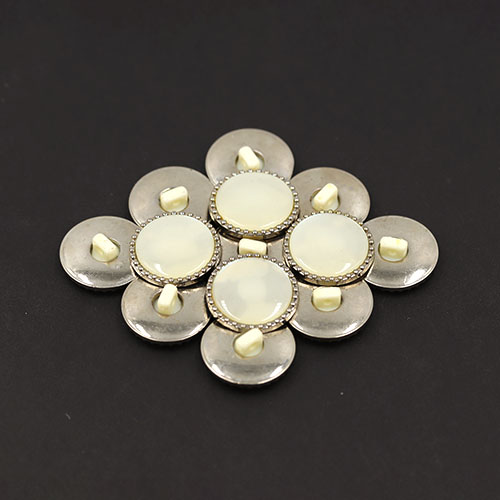 19545 Sullivans 21mm Round Plastic Shank Buttons With Silver Detailed Border - Frosted White - 12 In A Tub