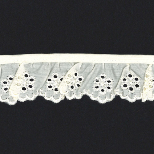 64772 Lace Cambric Frilled Cream 40mm