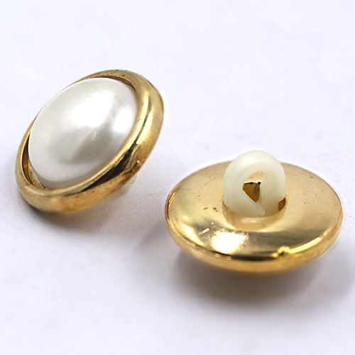 14852 Sullivans 15mm Round Pearl Plastic Button Surrounded With Gold Detailing - 17 In A Tube 