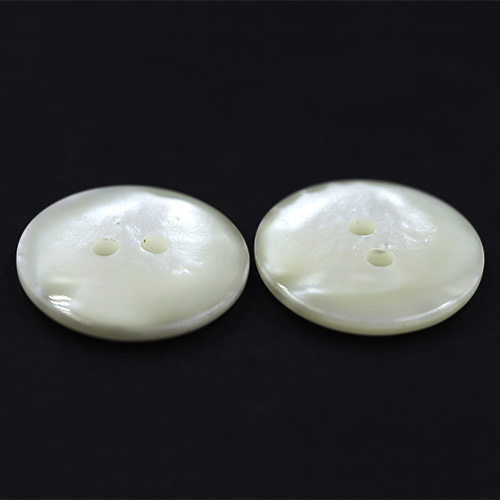 15332 Sullivans 19mm Round Plastic Pearlised Button 2 Hole - Cream - 40 In A Tube